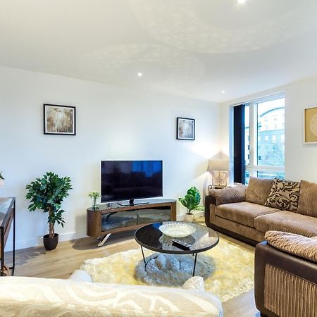 2 Bed Property Close To Heathrow Airport Хаунслоу Экстерьер фото