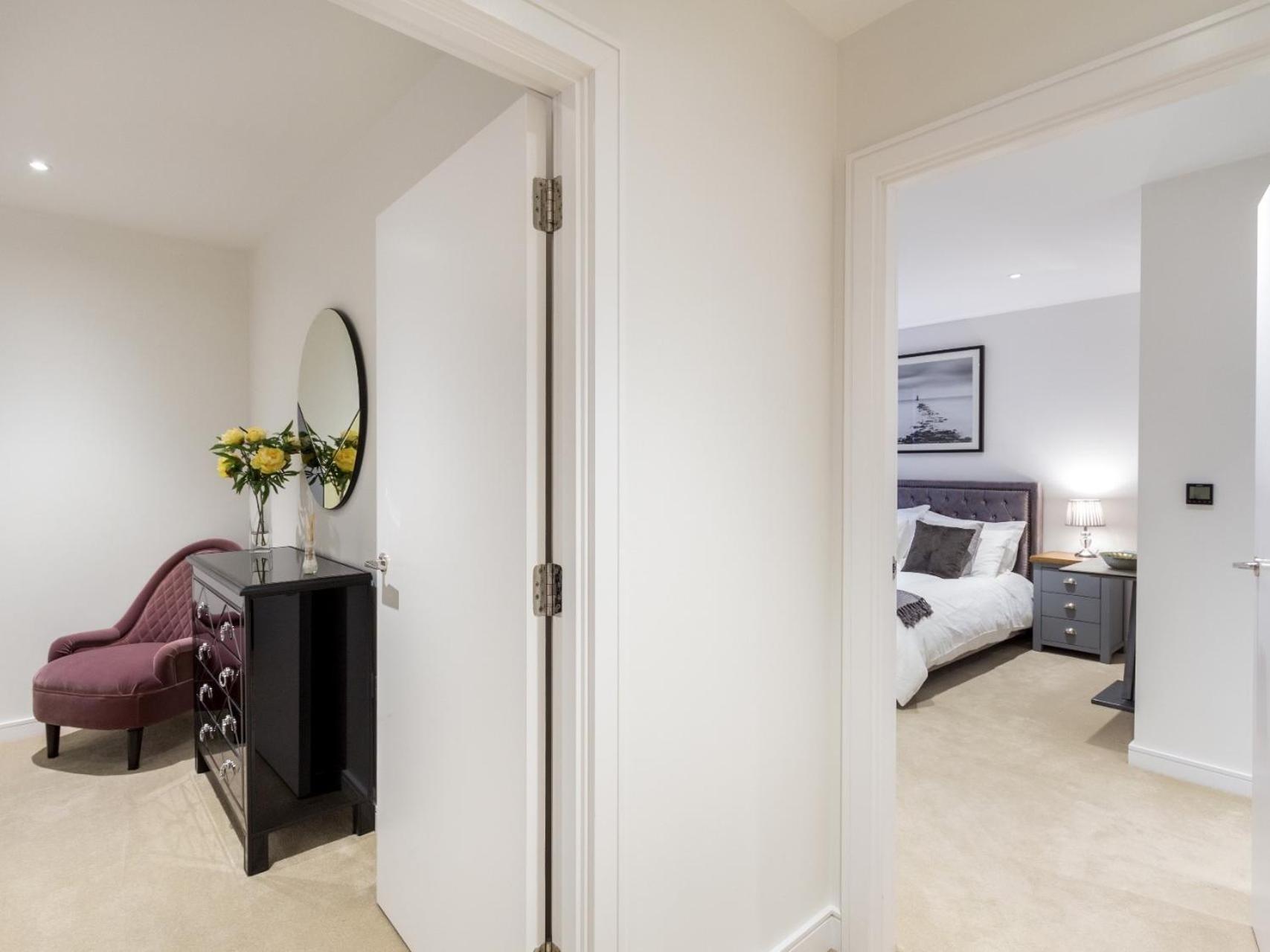 2 Bed Property Close To Heathrow Airport Хаунслоу Экстерьер фото