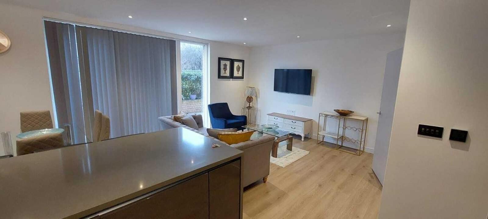 2 Bed Property Close To Heathrow Airport Хаунслоу Экстерьер фото