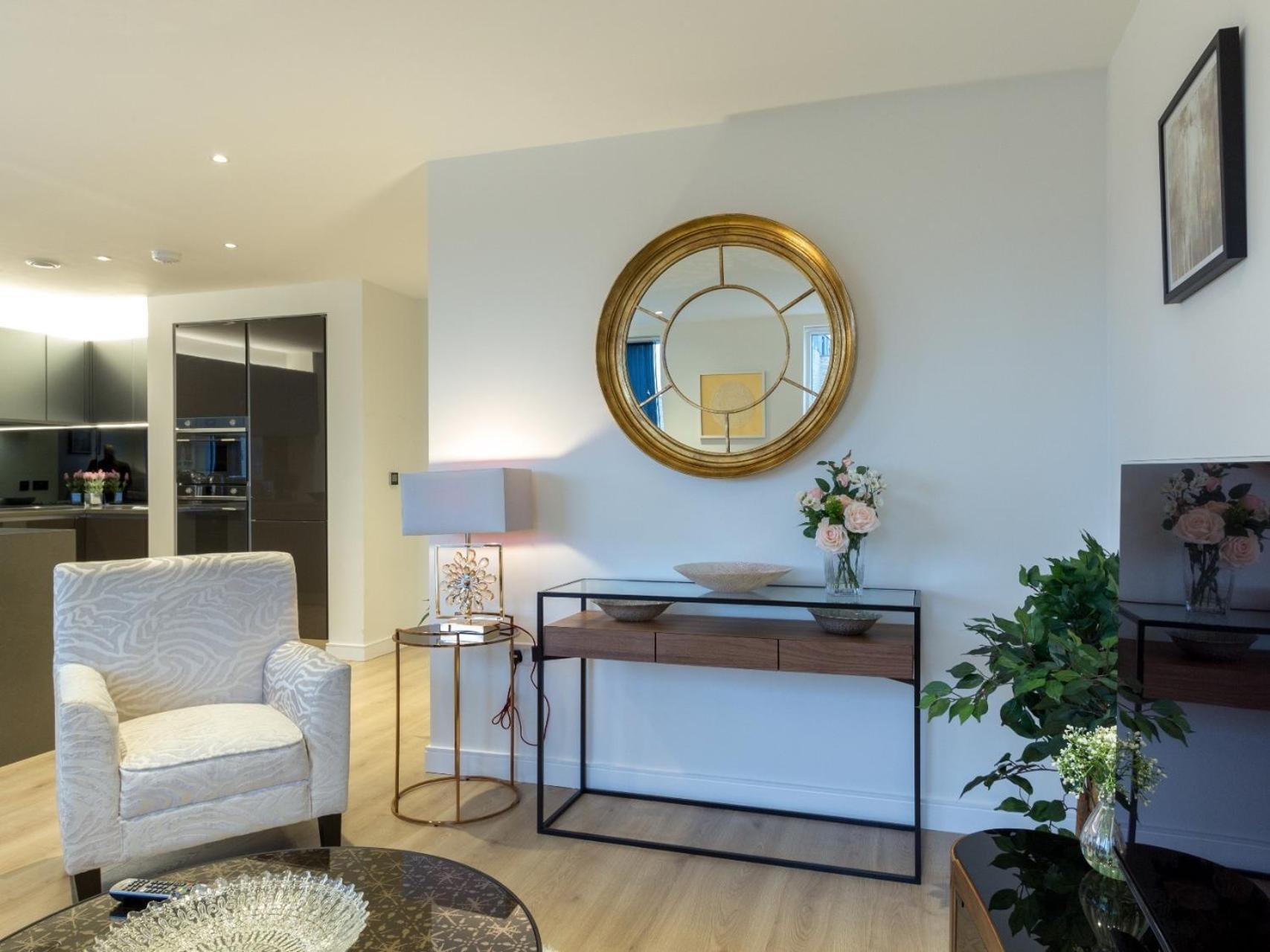 2 Bed Property Close To Heathrow Airport Хаунслоу Экстерьер фото