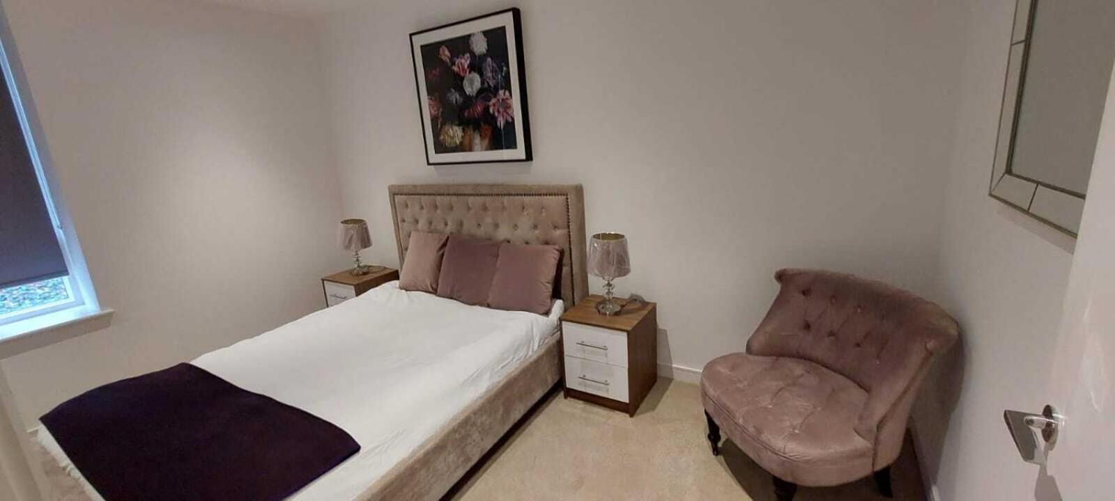 2 Bed Property Close To Heathrow Airport Хаунслоу Экстерьер фото