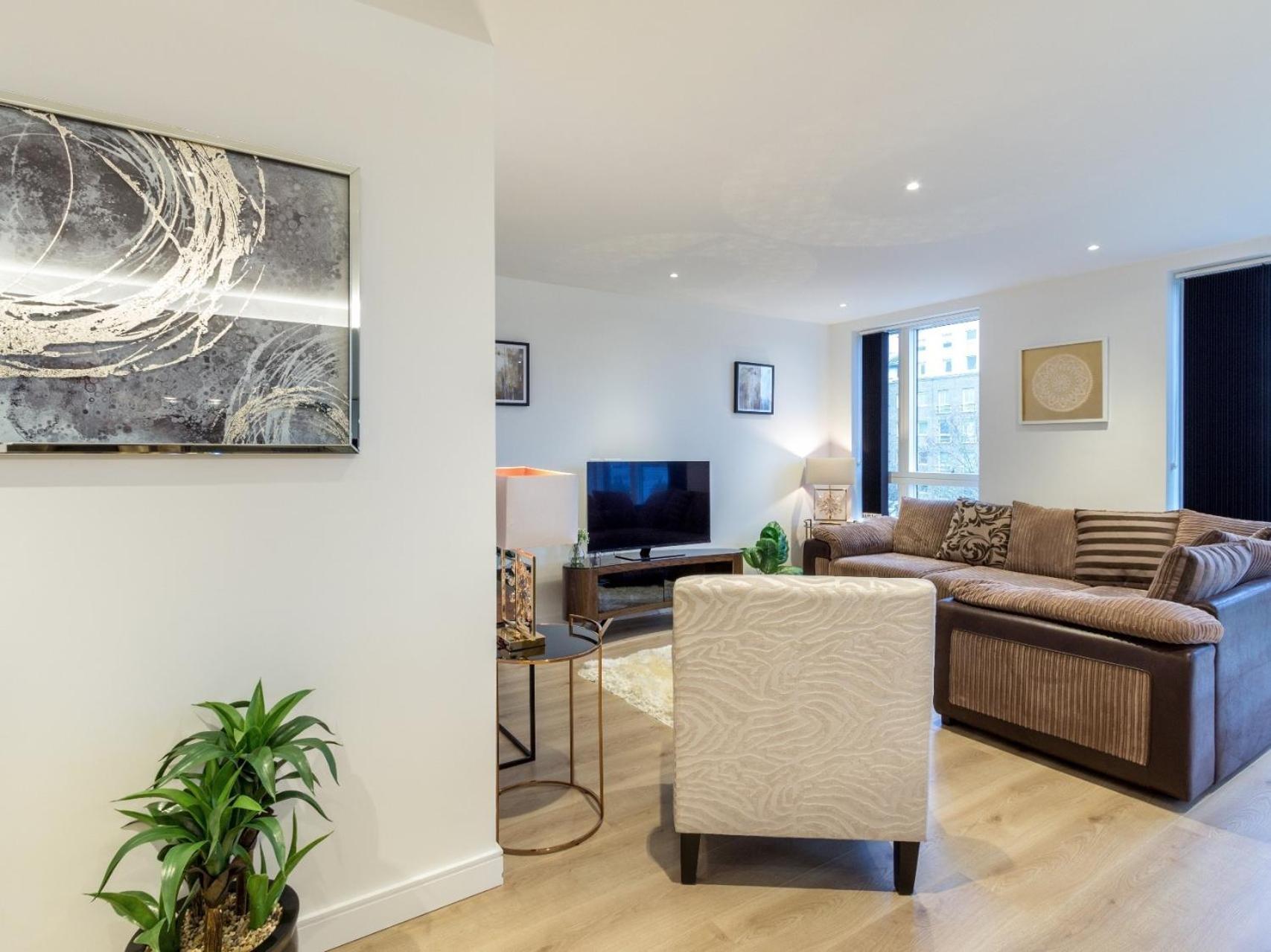 2 Bed Property Close To Heathrow Airport Хаунслоу Экстерьер фото