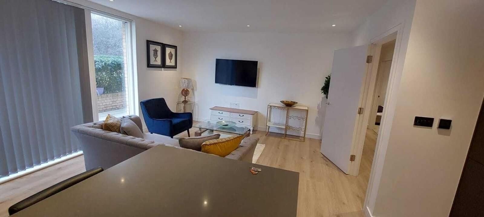 2 Bed Property Close To Heathrow Airport Хаунслоу Экстерьер фото