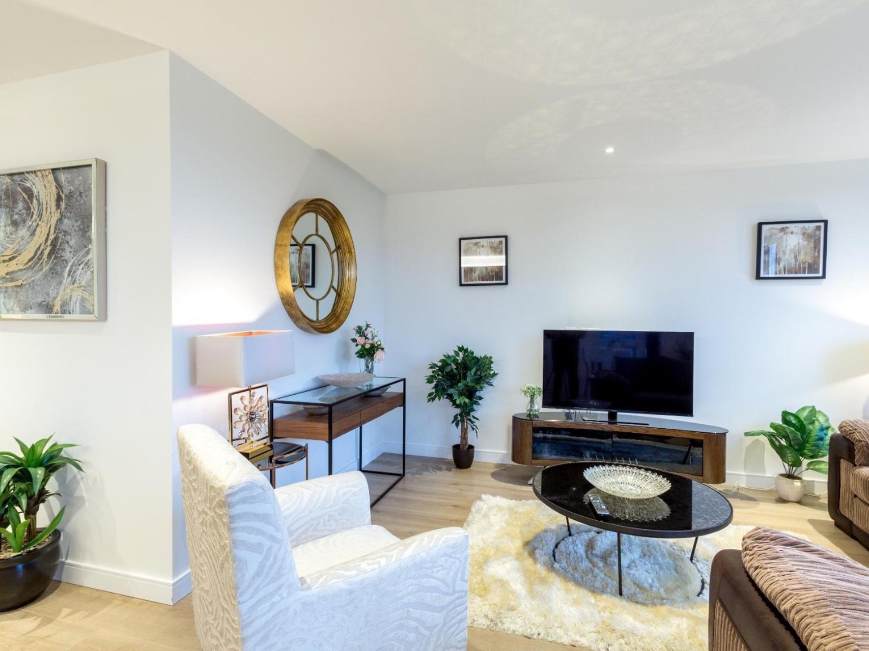 2 Bed Property Close To Heathrow Airport Хаунслоу Экстерьер фото