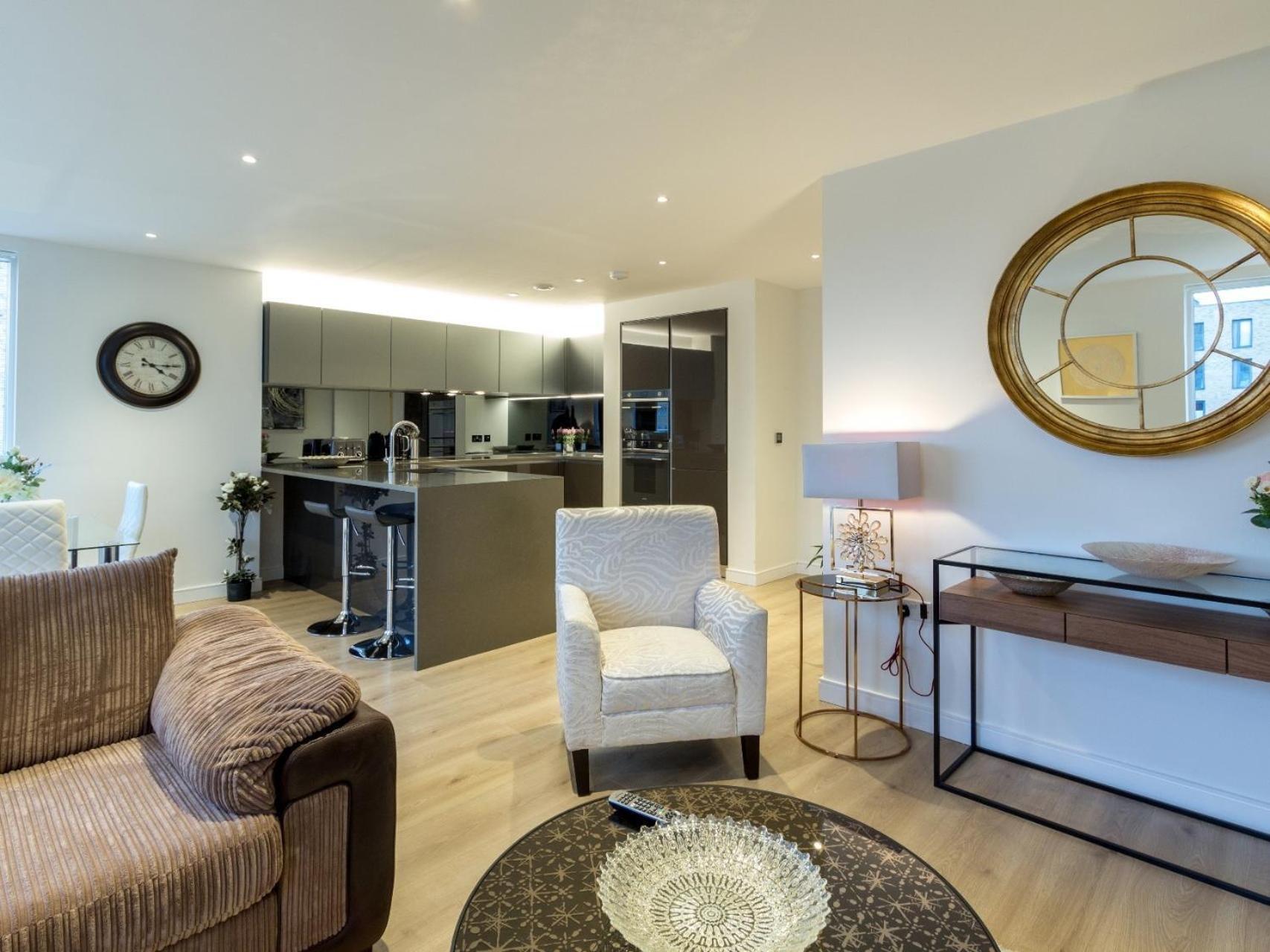 2 Bed Property Close To Heathrow Airport Хаунслоу Экстерьер фото
