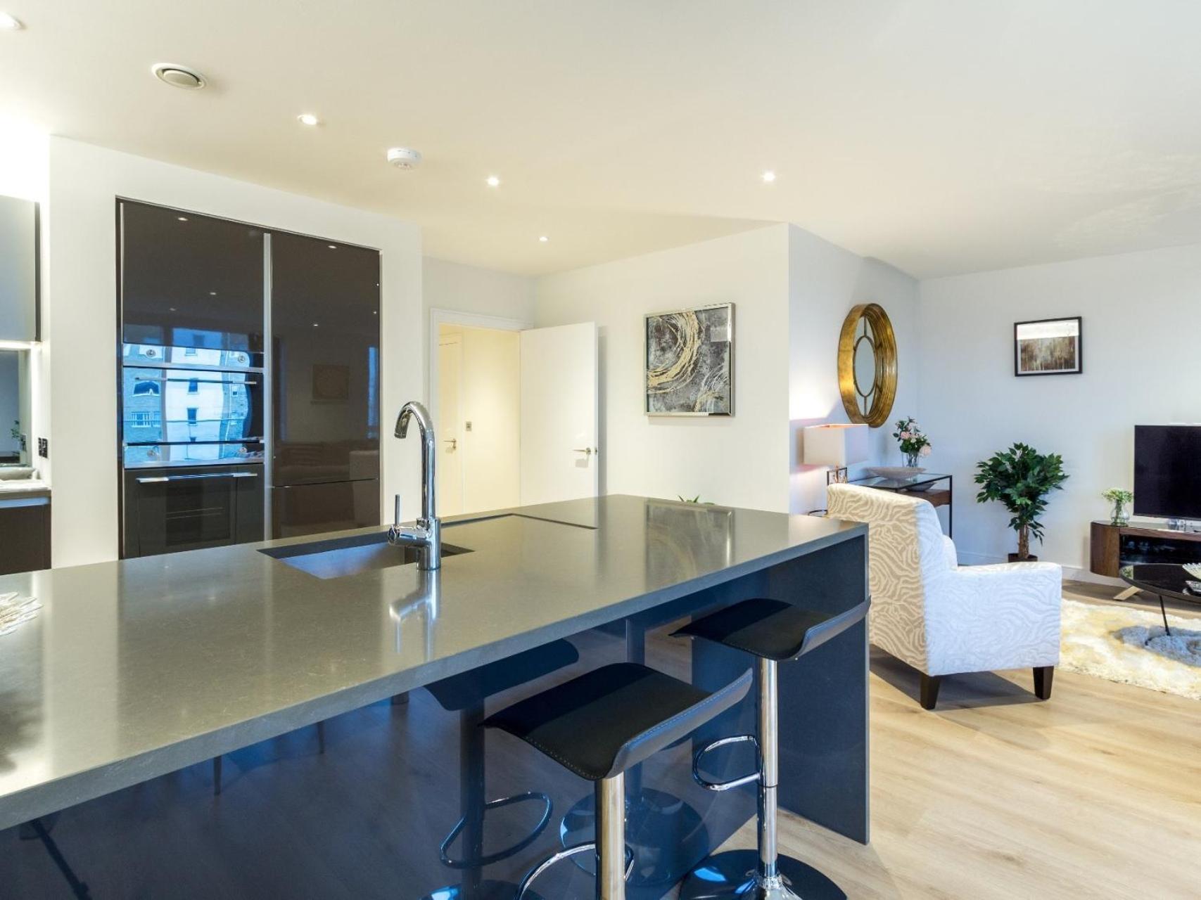 2 Bed Property Close To Heathrow Airport Хаунслоу Экстерьер фото