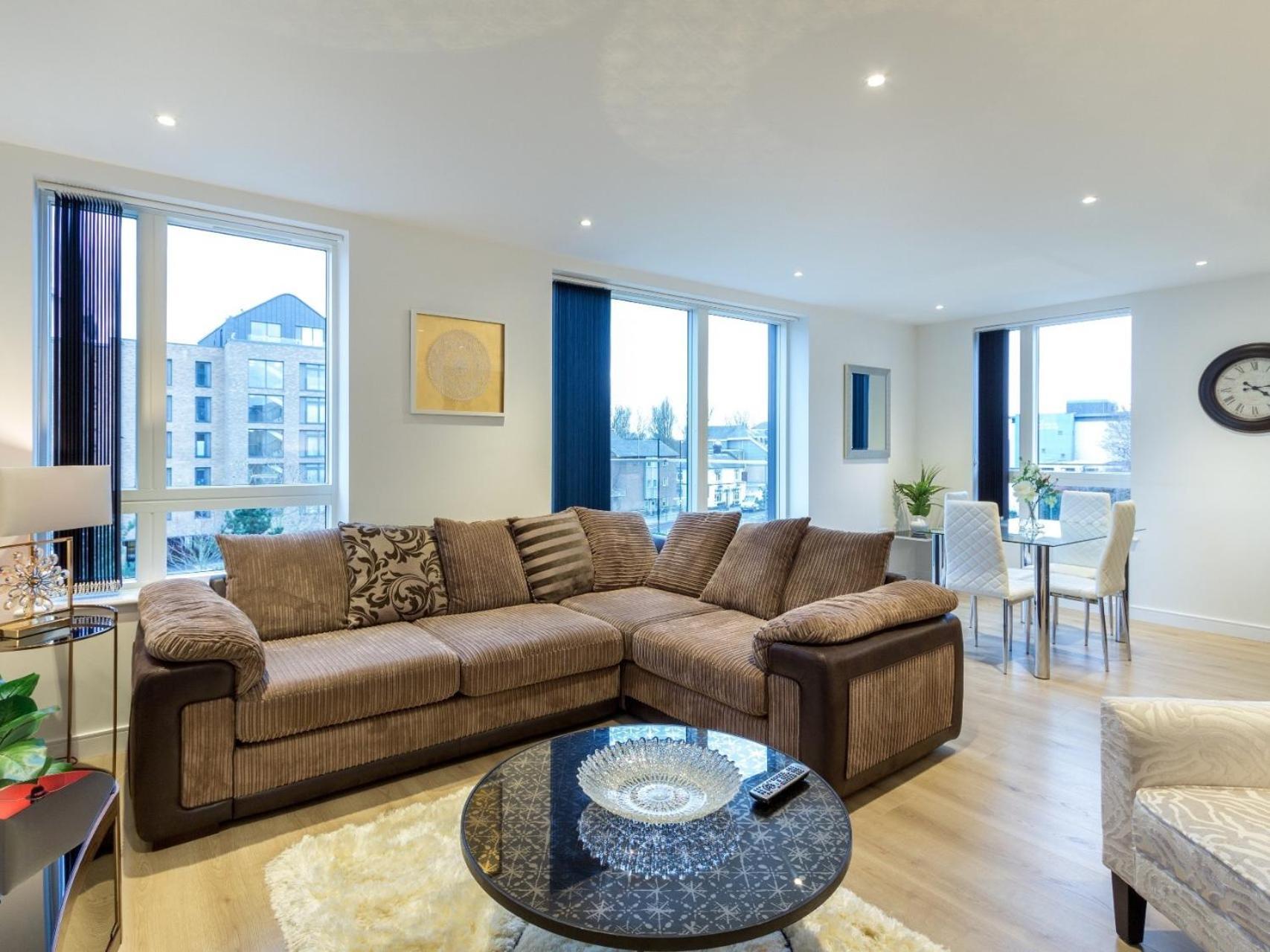 2 Bed Property Close To Heathrow Airport Хаунслоу Экстерьер фото