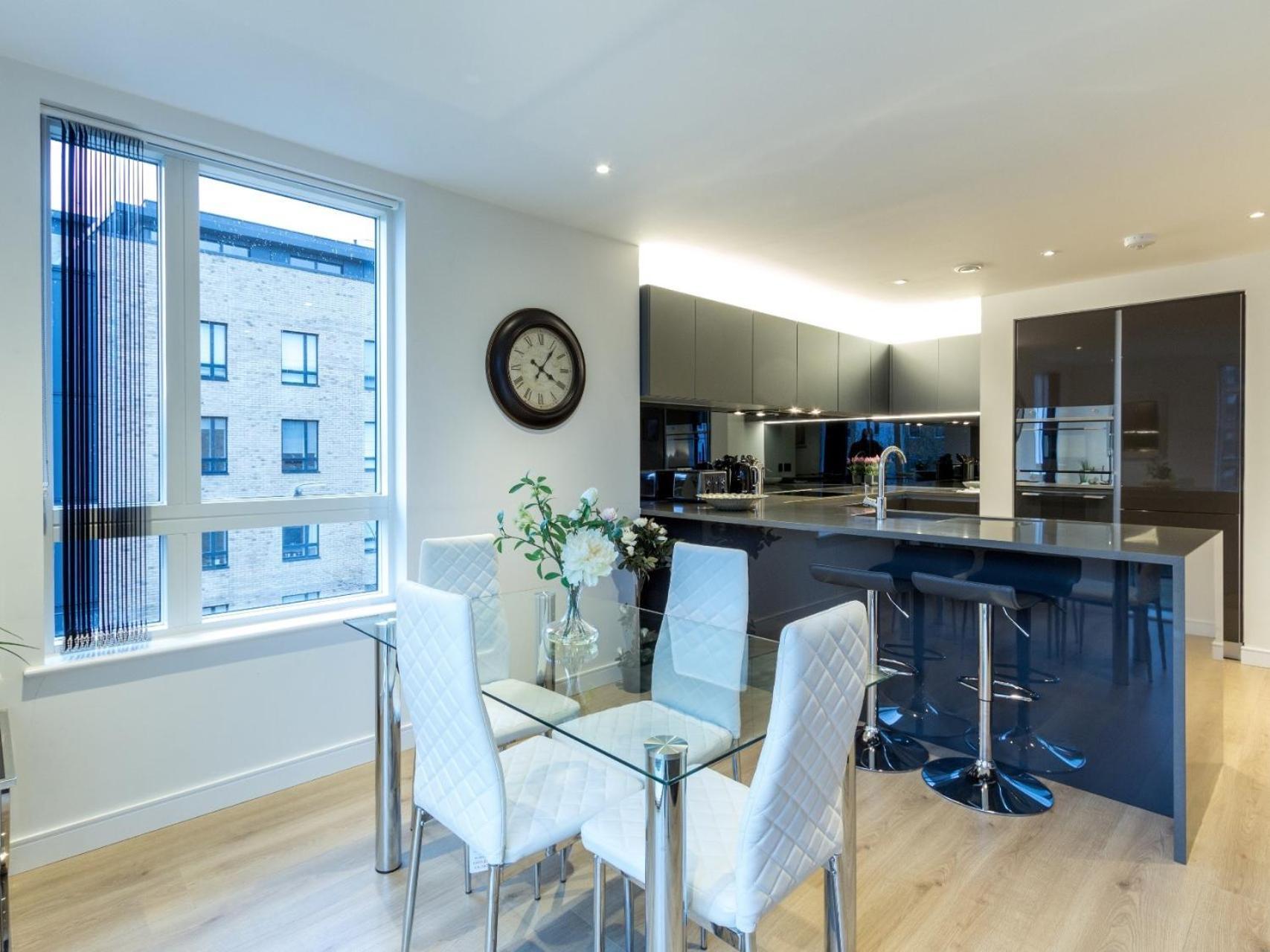 2 Bed Property Close To Heathrow Airport Хаунслоу Экстерьер фото